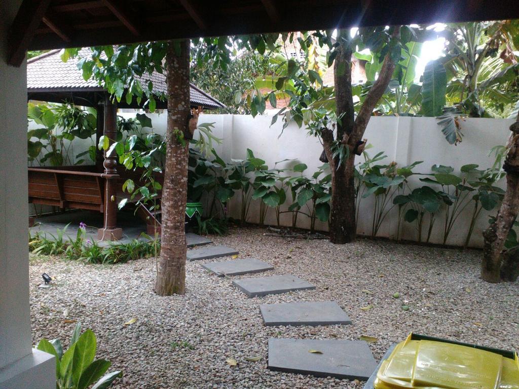 Hotel RedDoorz @ Letjend S. Parman Pacitan Exterior foto