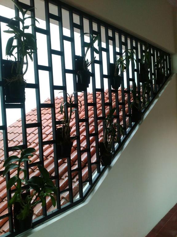 Hotel RedDoorz @ Letjend S. Parman Pacitan Exterior foto