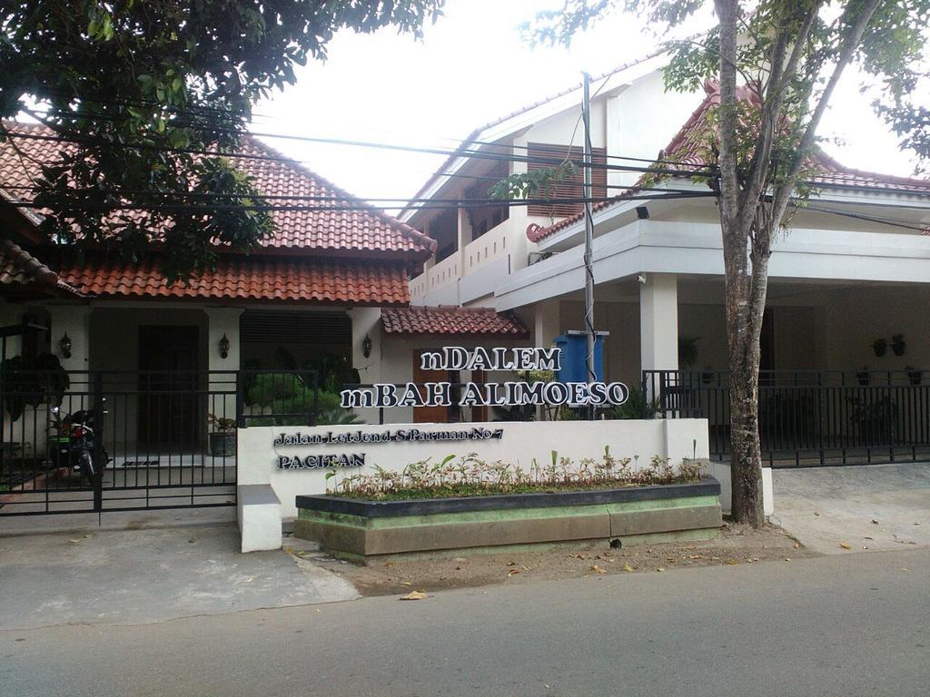 Hotel RedDoorz @ Letjend S. Parman Pacitan Exterior foto