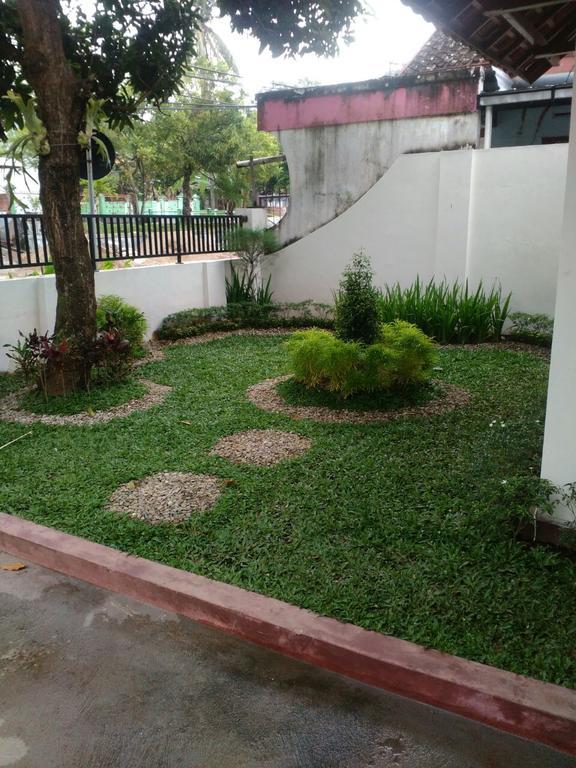 Hotel RedDoorz @ Letjend S. Parman Pacitan Exterior foto