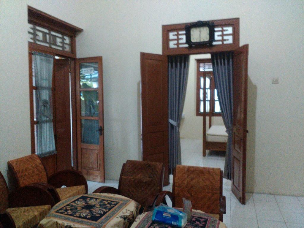 Hotel RedDoorz @ Letjend S. Parman Pacitan Exterior foto