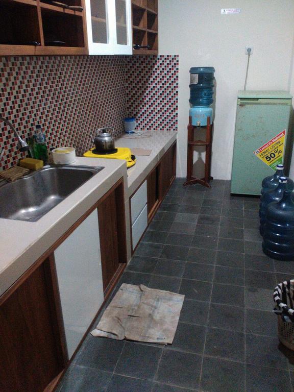 Hotel RedDoorz @ Letjend S. Parman Pacitan Exterior foto