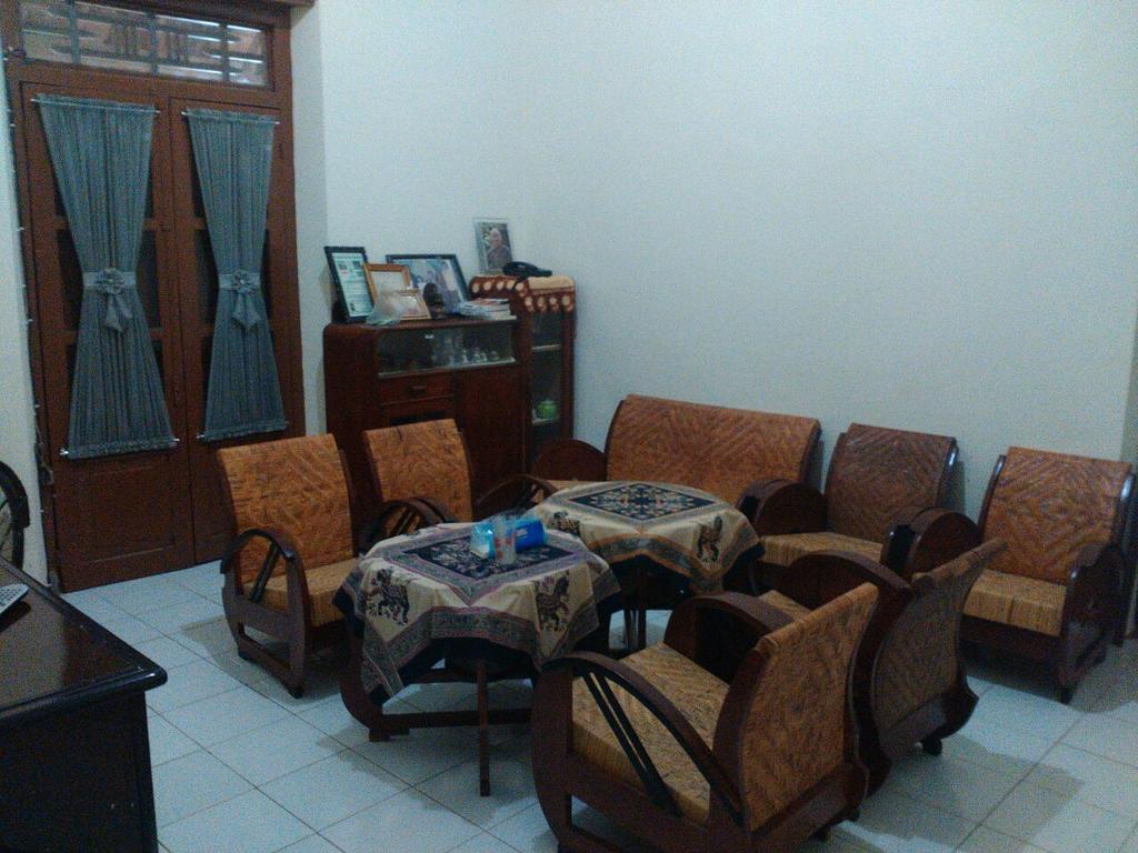 Hotel RedDoorz @ Letjend S. Parman Pacitan Exterior foto