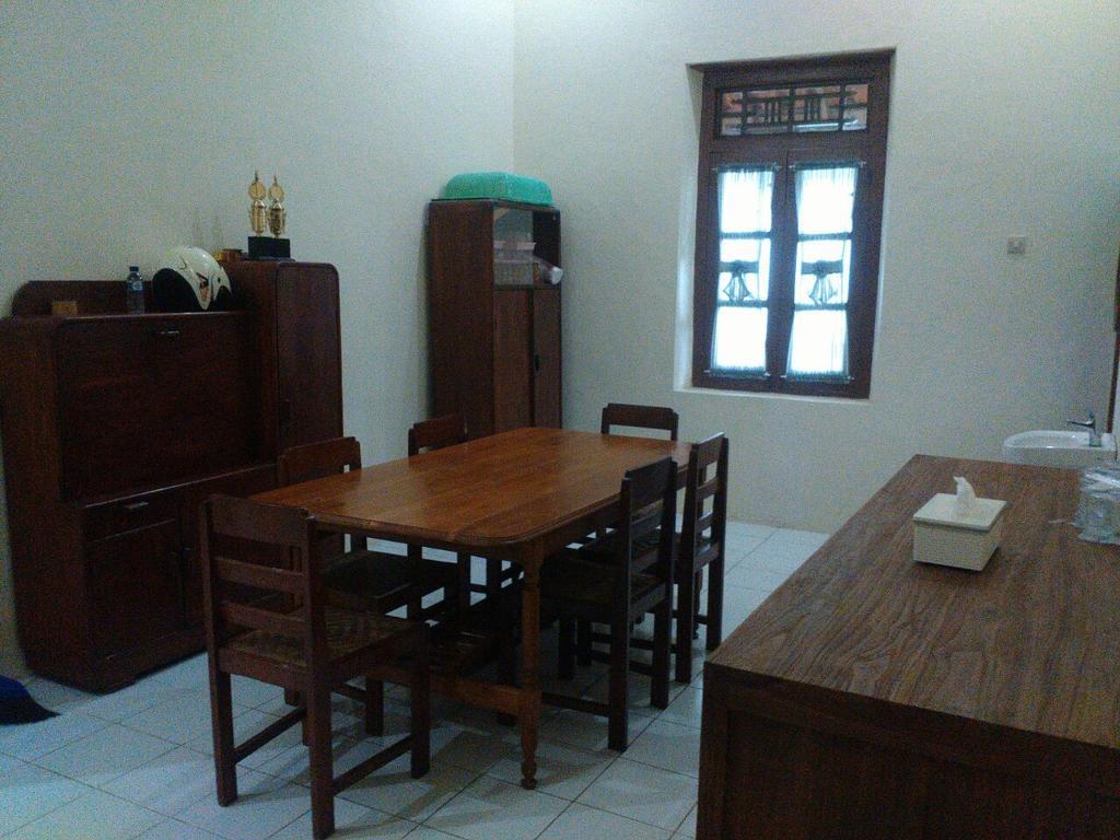 Hotel RedDoorz @ Letjend S. Parman Pacitan Exterior foto