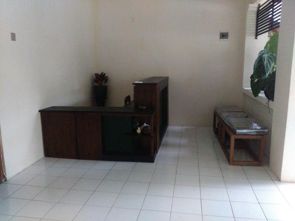 Hotel RedDoorz @ Letjend S. Parman Pacitan Exterior foto