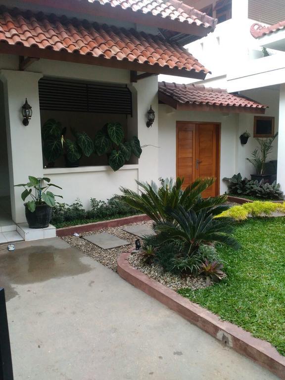 Hotel RedDoorz @ Letjend S. Parman Pacitan Exterior foto