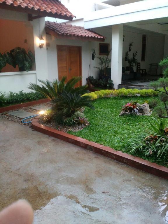 Hotel RedDoorz @ Letjend S. Parman Pacitan Exterior foto