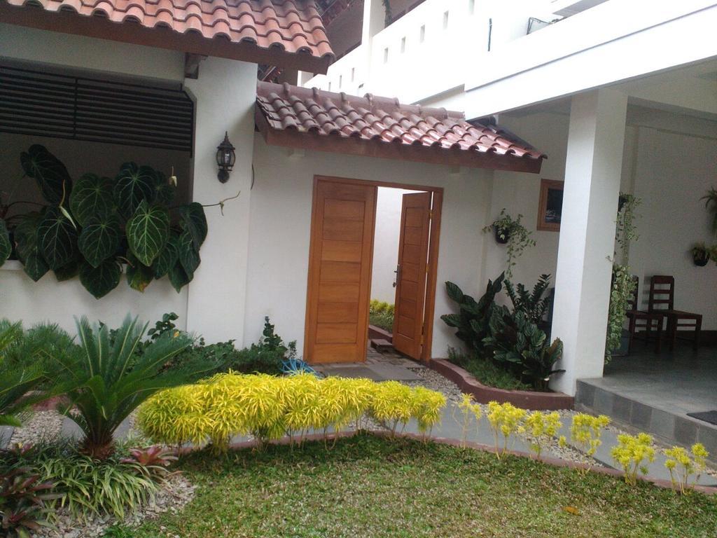 Hotel RedDoorz @ Letjend S. Parman Pacitan Exterior foto