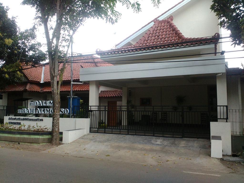 Hotel RedDoorz @ Letjend S. Parman Pacitan Exterior foto