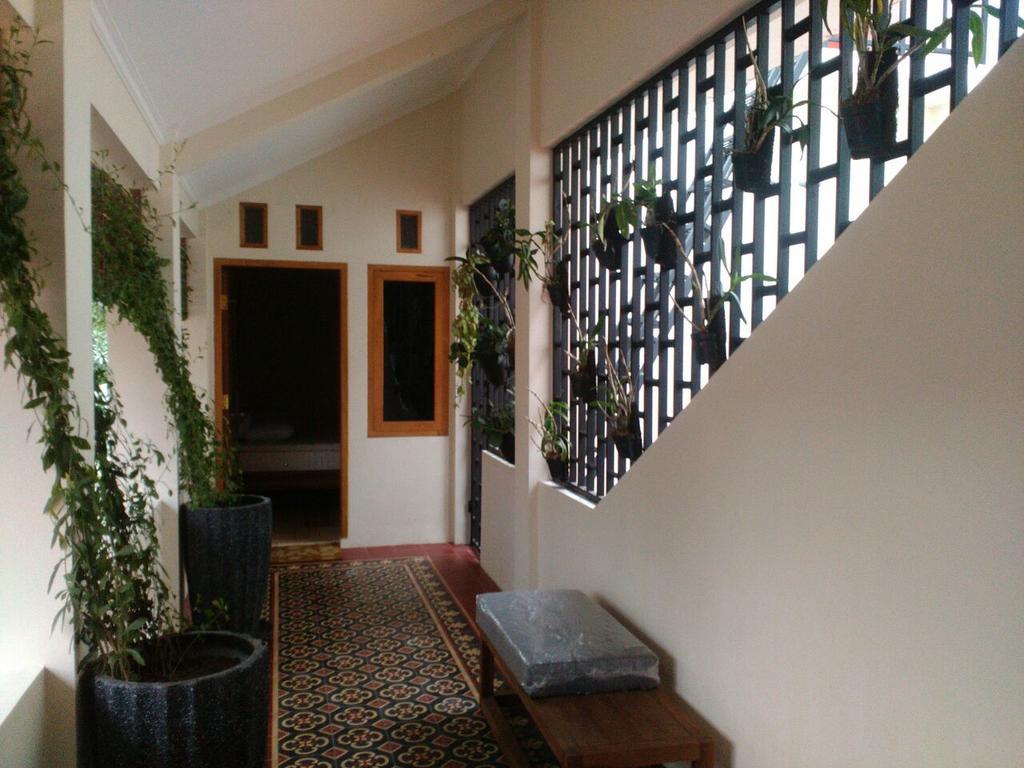 Hotel RedDoorz @ Letjend S. Parman Pacitan Exterior foto
