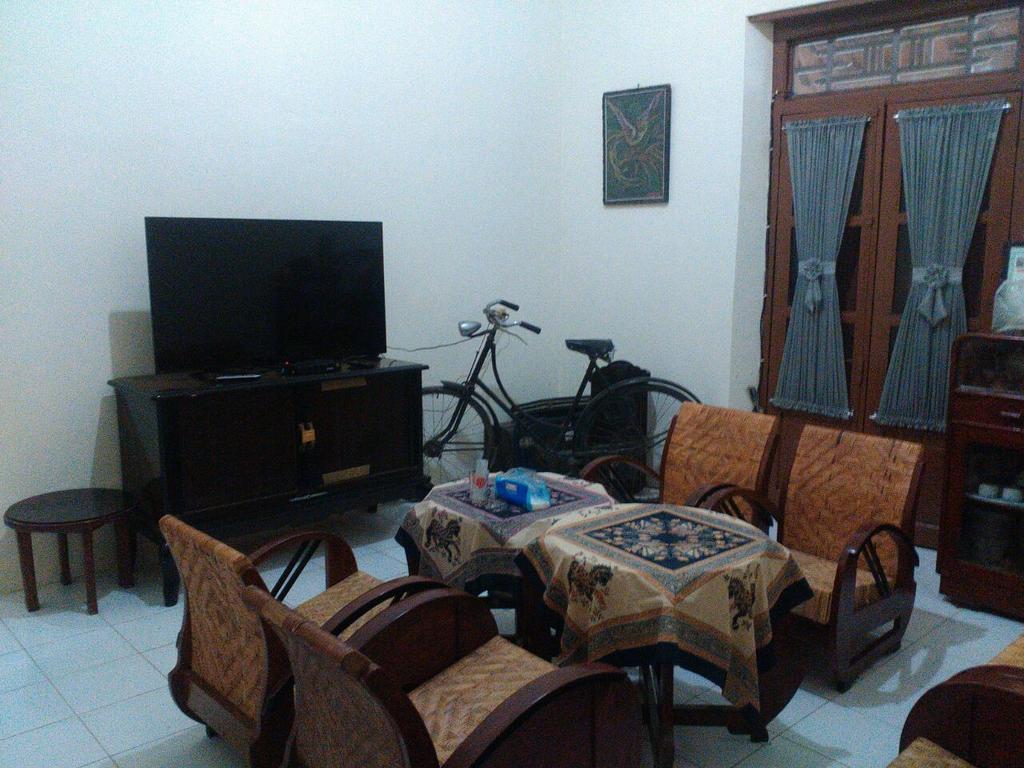 Hotel RedDoorz @ Letjend S. Parman Pacitan Exterior foto