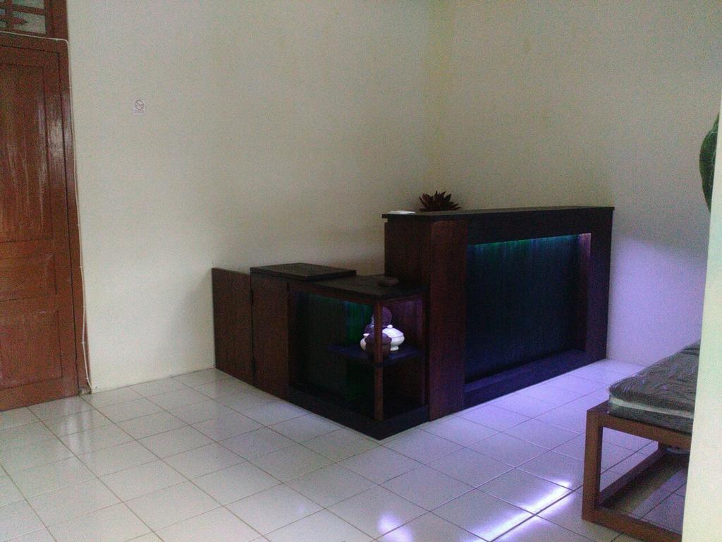 Hotel RedDoorz @ Letjend S. Parman Pacitan Exterior foto