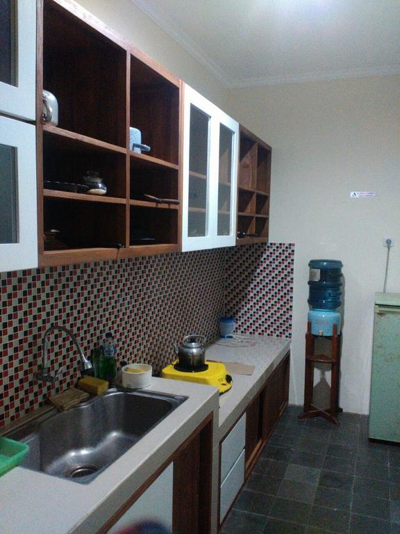 Hotel RedDoorz @ Letjend S. Parman Pacitan Exterior foto