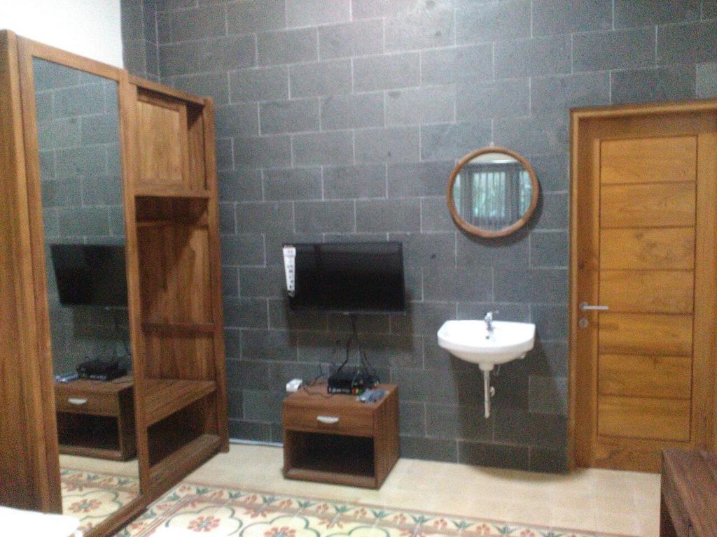 Hotel RedDoorz @ Letjend S. Parman Pacitan Exterior foto