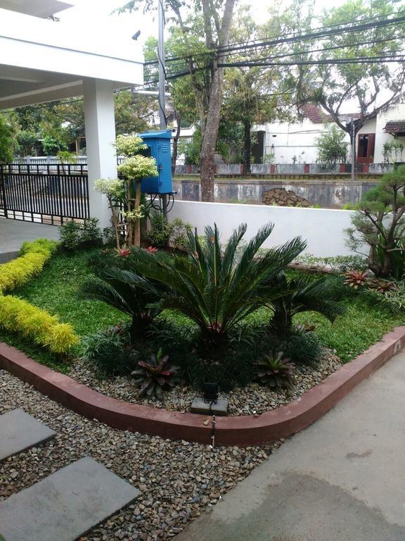 Hotel RedDoorz @ Letjend S. Parman Pacitan Exterior foto