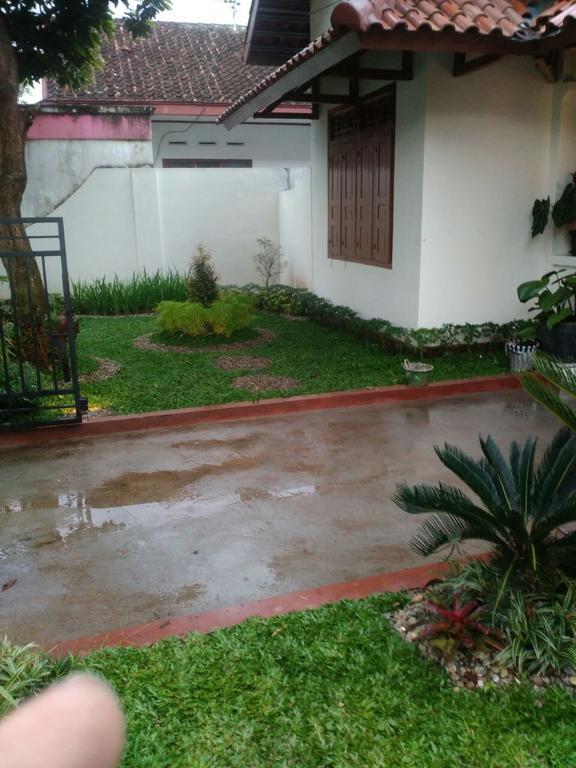Hotel RedDoorz @ Letjend S. Parman Pacitan Exterior foto