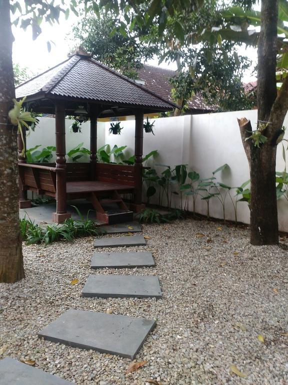 Hotel RedDoorz @ Letjend S. Parman Pacitan Exterior foto