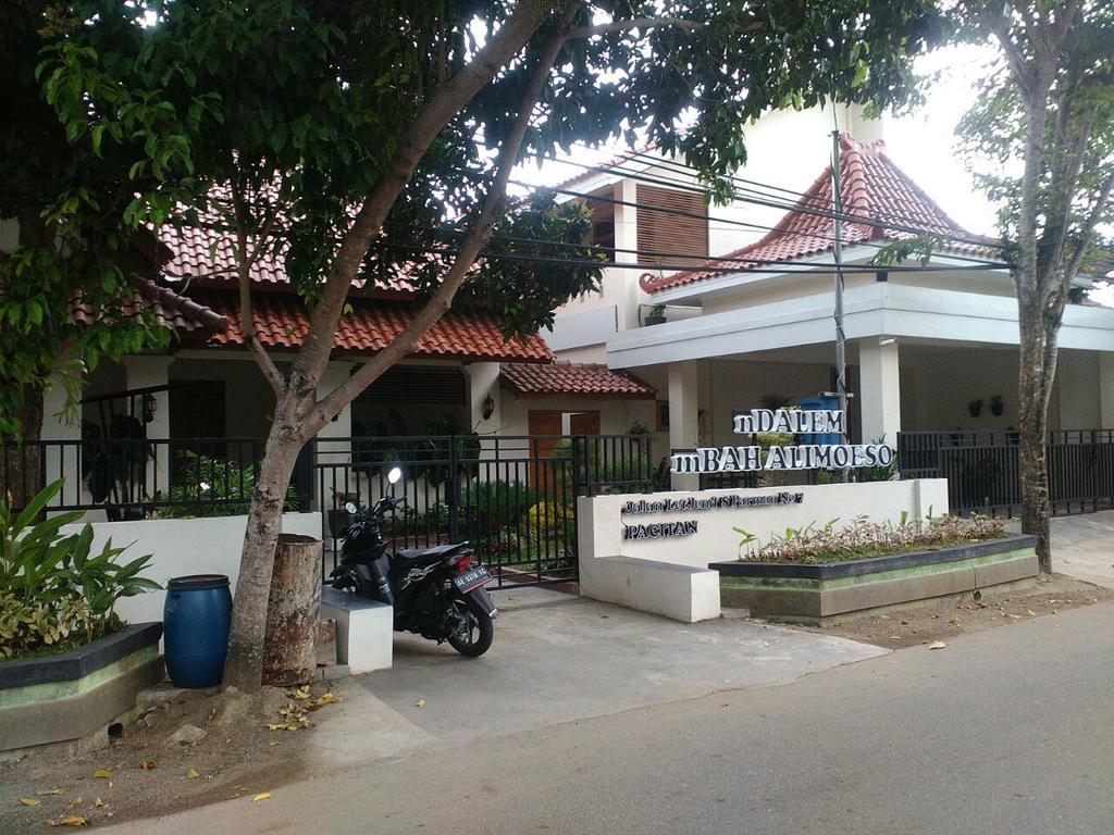 Hotel RedDoorz @ Letjend S. Parman Pacitan Exterior foto