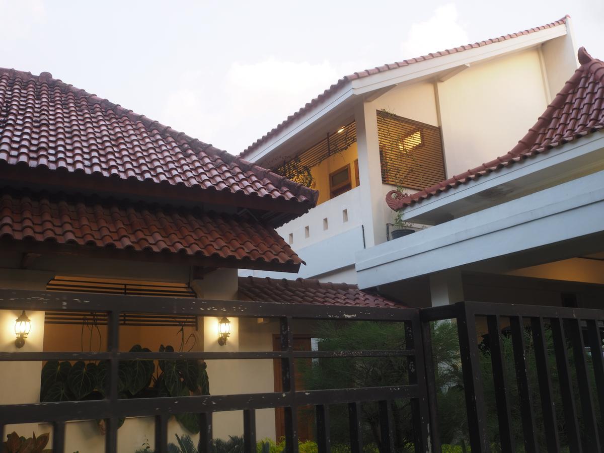 Hotel RedDoorz @ Letjend S. Parman Pacitan Exterior foto