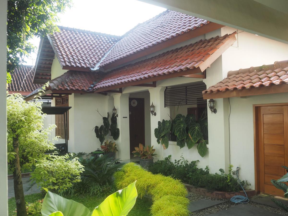 Hotel RedDoorz @ Letjend S. Parman Pacitan Exterior foto