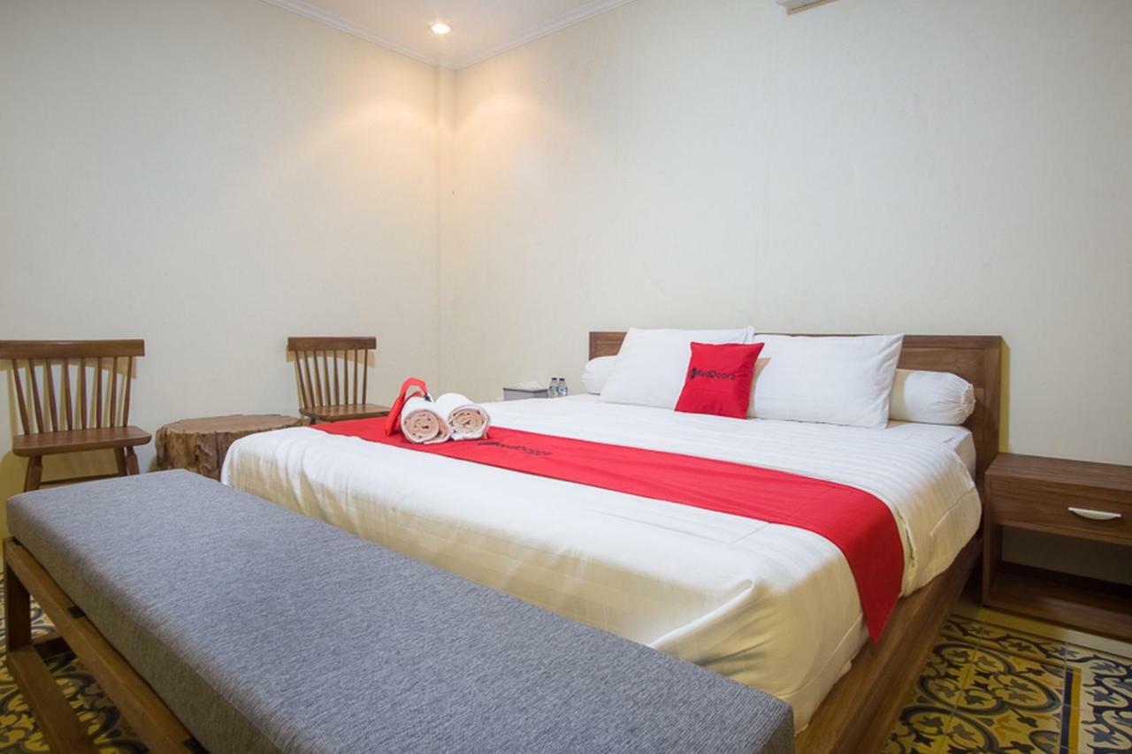 Hotel RedDoorz @ Letjend S. Parman Pacitan Exterior foto