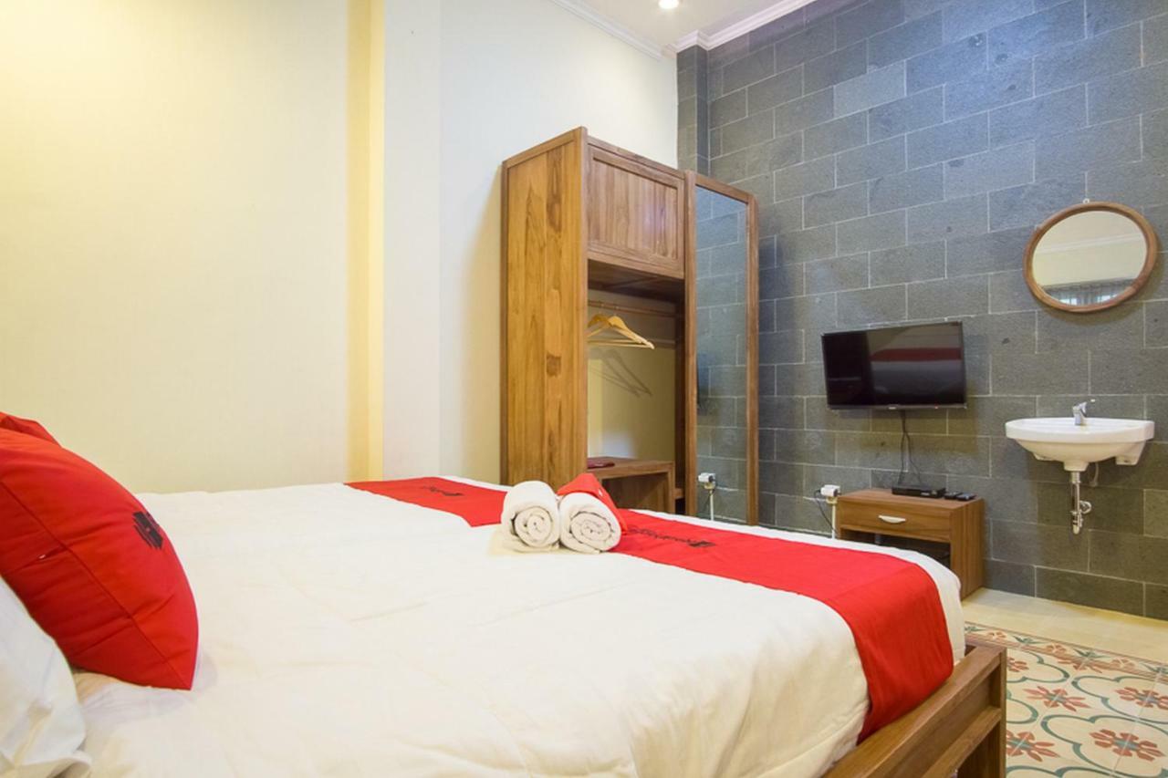 Hotel RedDoorz @ Letjend S. Parman Pacitan Exterior foto