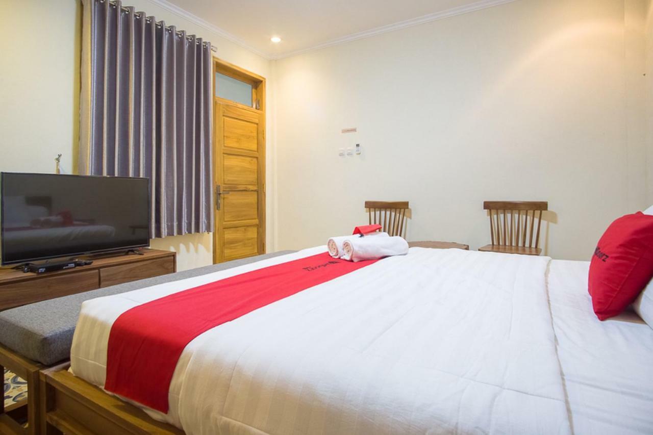 Hotel RedDoorz @ Letjend S. Parman Pacitan Exterior foto