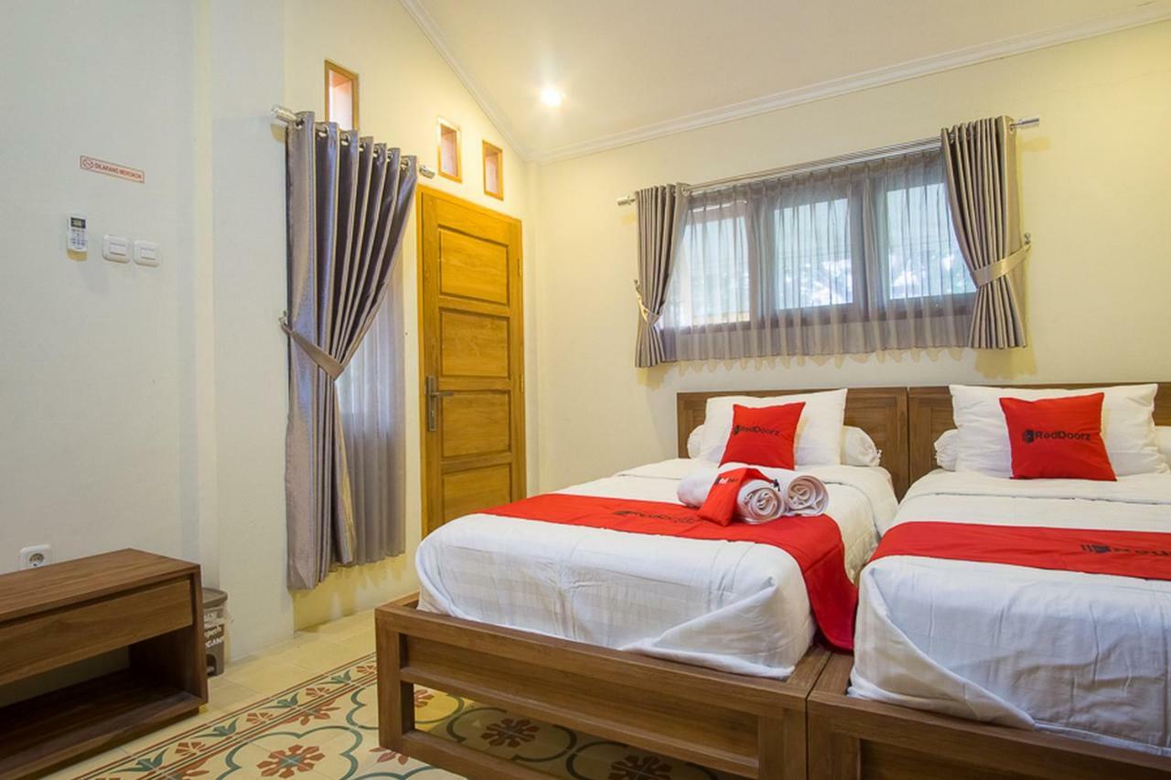 Hotel RedDoorz @ Letjend S. Parman Pacitan Exterior foto