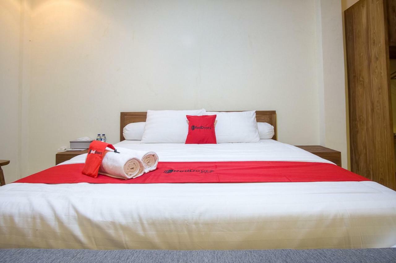 Hotel RedDoorz @ Letjend S. Parman Pacitan Exterior foto